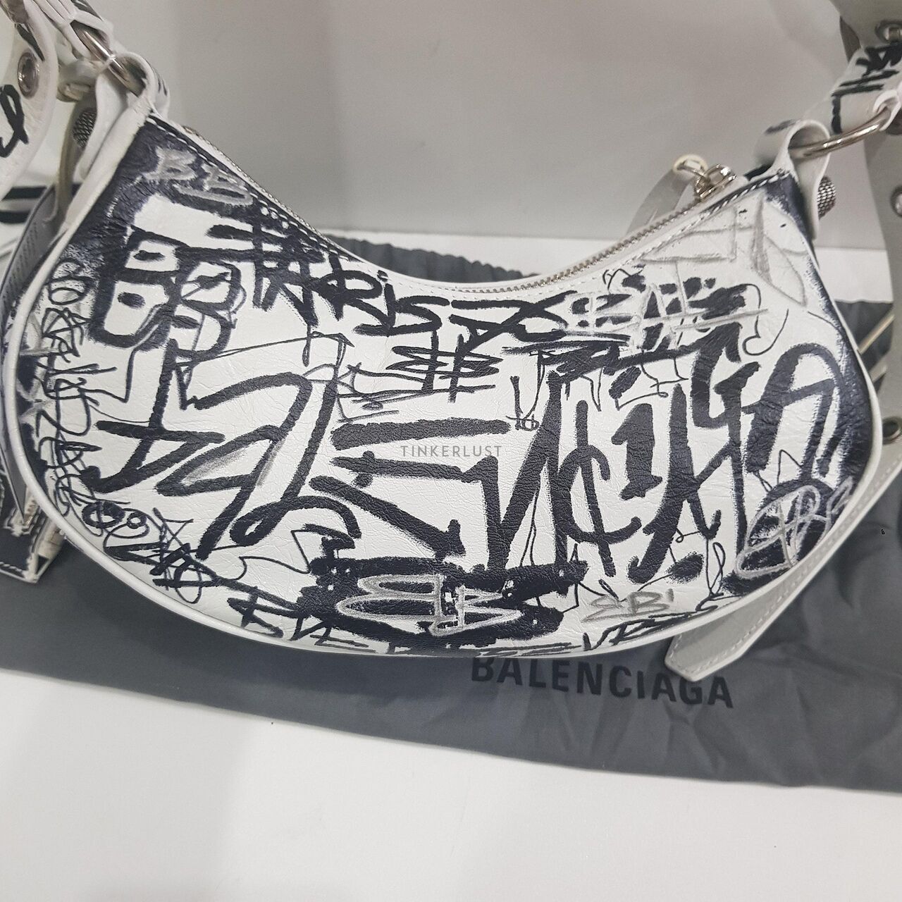 【BALENCIAGA】ル カゴール Sling ショルダーバッグ S ホワイト tas sling-bag Balenciaga Le Cagole Graffiti XS White Leather